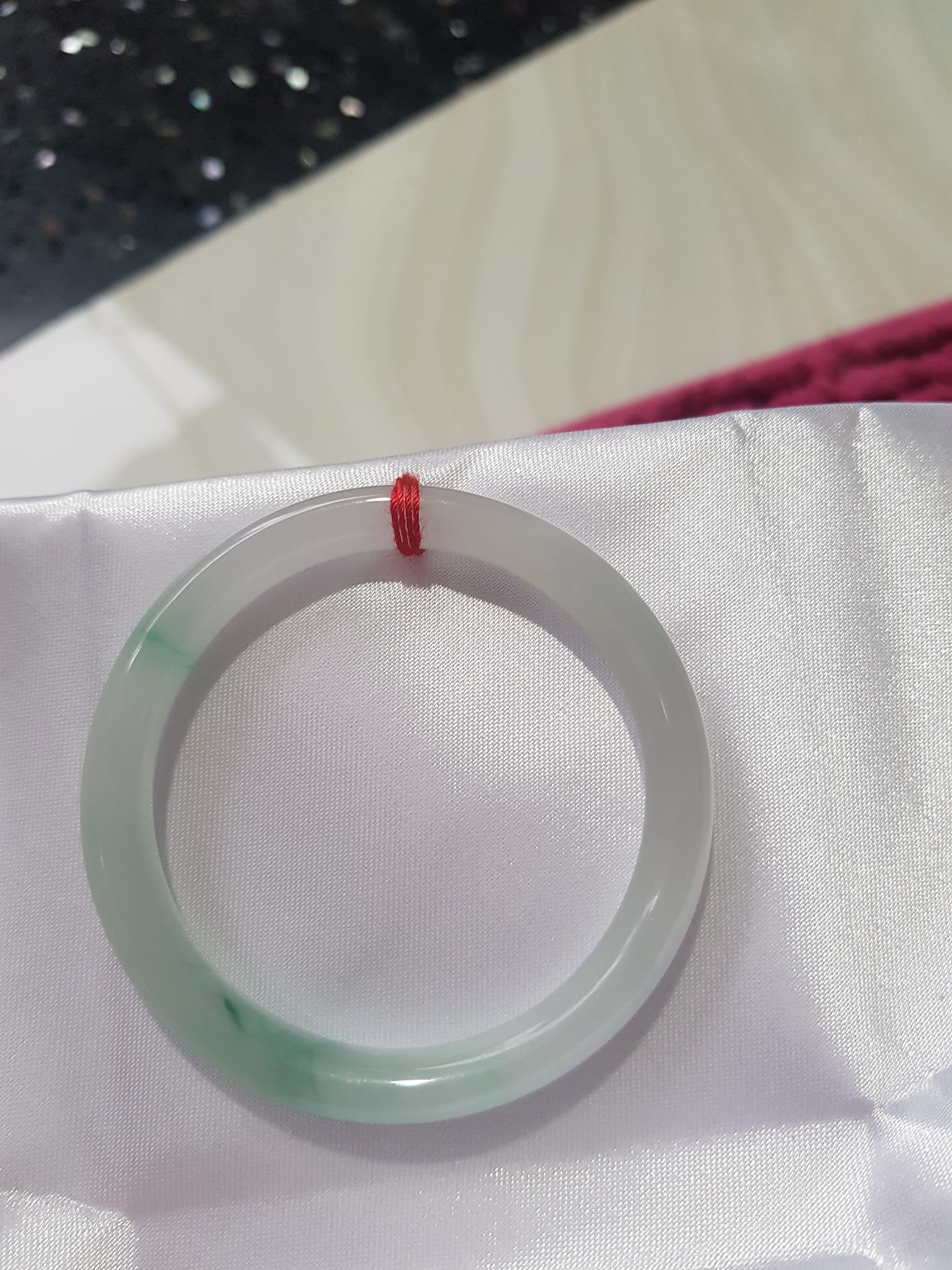 Vòng cẩm thạch tự nhiên Lý A 51 Vân Đẹp size 51mm x 7mm màu trắng vân lý đẹp bóng hợp Nữ mệnh Kim mệnh Thủy Nữ 50kg - 57kg ạ