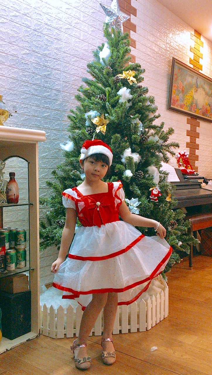 Váy Noel nhung pha lưới siêu xinh hoá trang Noel