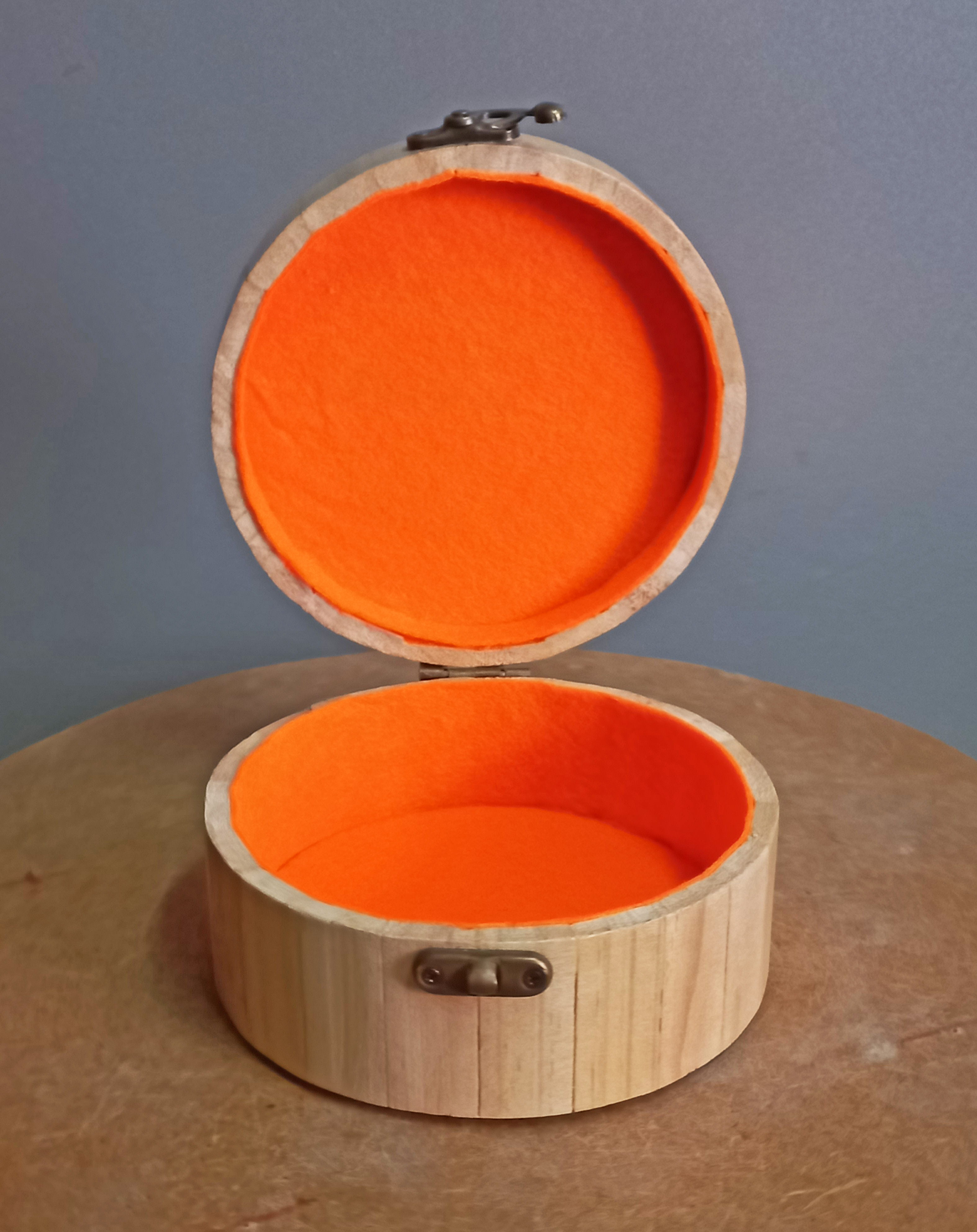 Hộp gỗ tròn lớn đựng đồ linh tinh trên bàn làm việc, 13cm x 7cm.