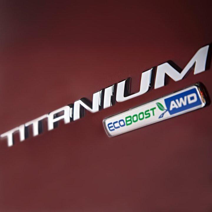 Decal tem chữ inox TITANIUM dán đuôi xe ô tô, chất liệu hợp kim inox cao cấp
