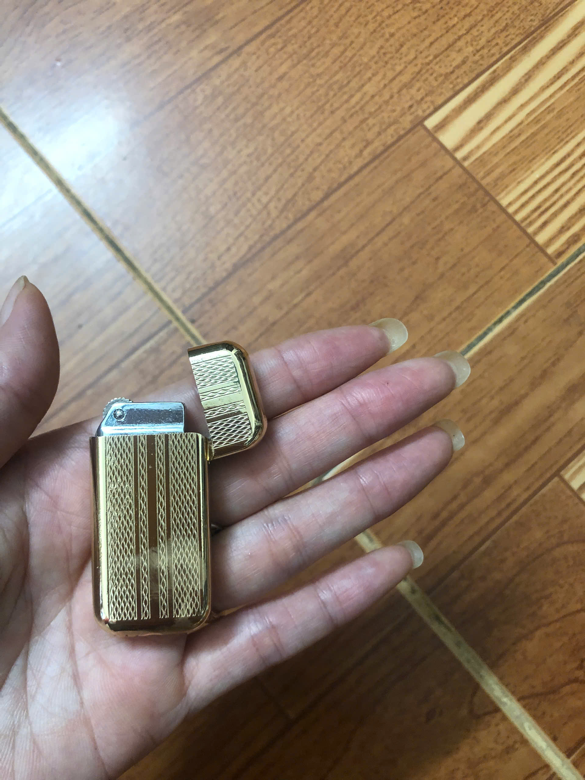 Vỏ hộp quẹt bật lửa ga đá kẻ sọc nhỏ gọn, tiện lợi (Giao màu ngẫu nhiên)