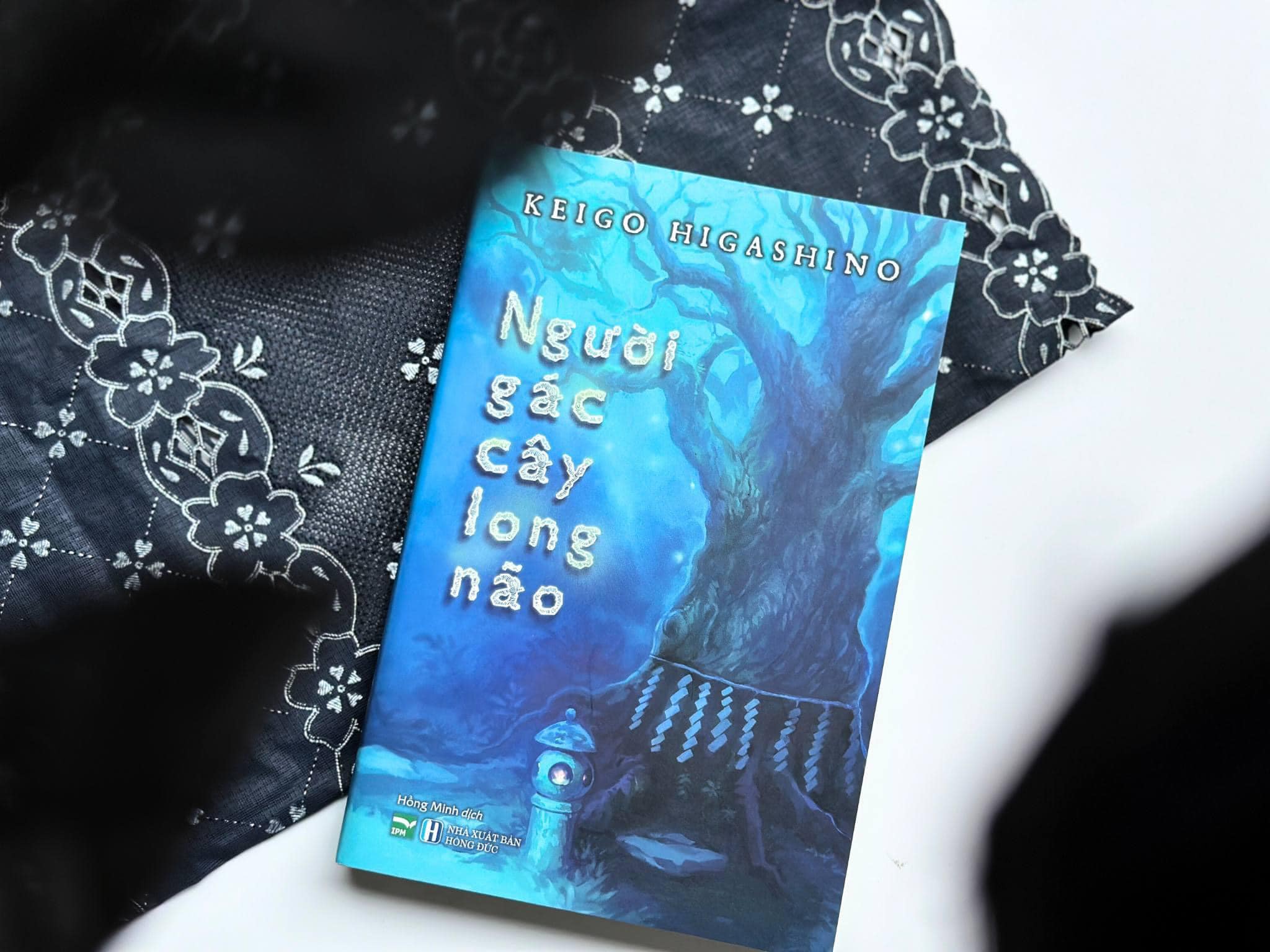 Người Gác Cây Long Não - Chang Book