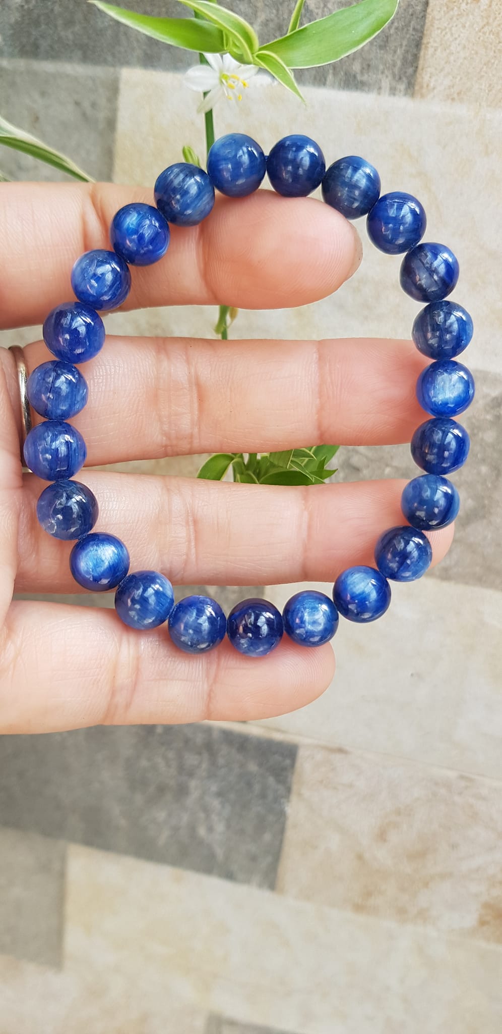 Vòng tay nữ đá kyanite tự nhiên hay đá Sapphire nước xanh dương Đậm bóng đẹp 8mm đẹp sang tốt sức khỏe , mang lại may mắn, tài lộc nữ mệnh Thủy mệnh Mộc đeo ạ