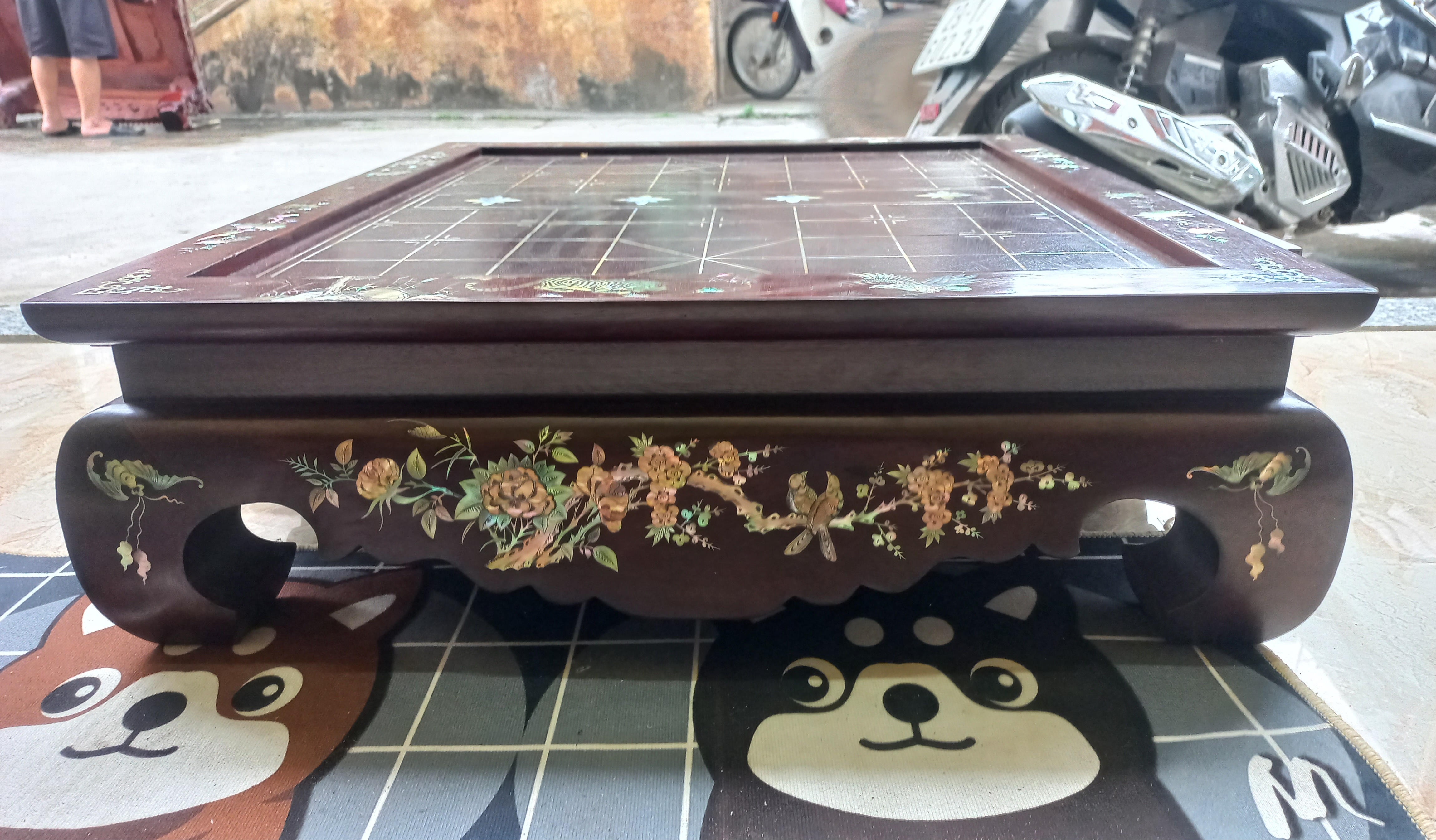 BÀN CỜ TƯỚNG GỖ GÕ KHẢM ỐC KẾT HỢP VỎ BÀO NGƯ XANH ĐỎ KT 60×70×20CM