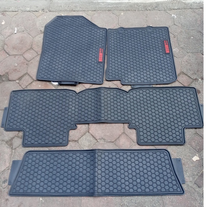 Thảm lót sàn cao su xe Toyota Avanza 2021 2022 2023 màu đen chữ đỏ, lót sàn ô tô cao su đúc không mùi vừa khít xe