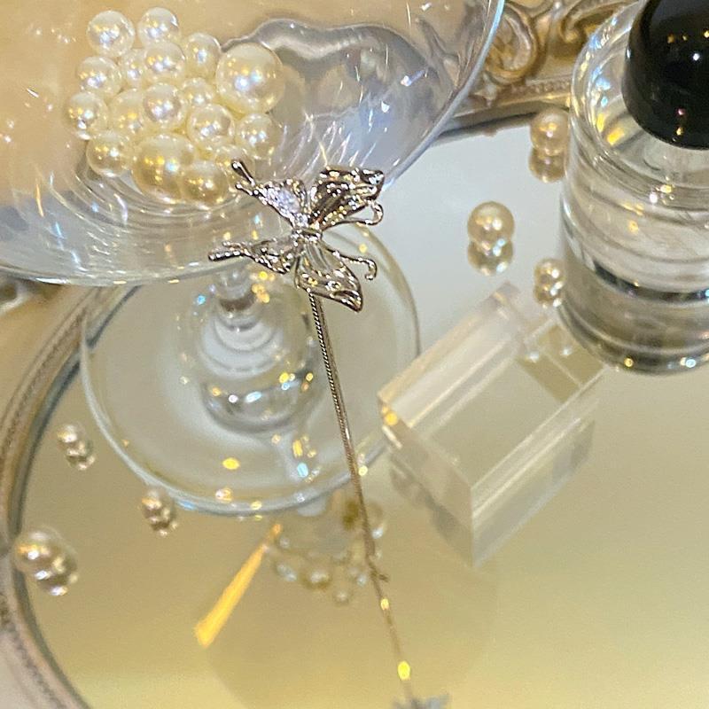 Hoa tai 1 bên dáng dài dạng gài - Arora boutique