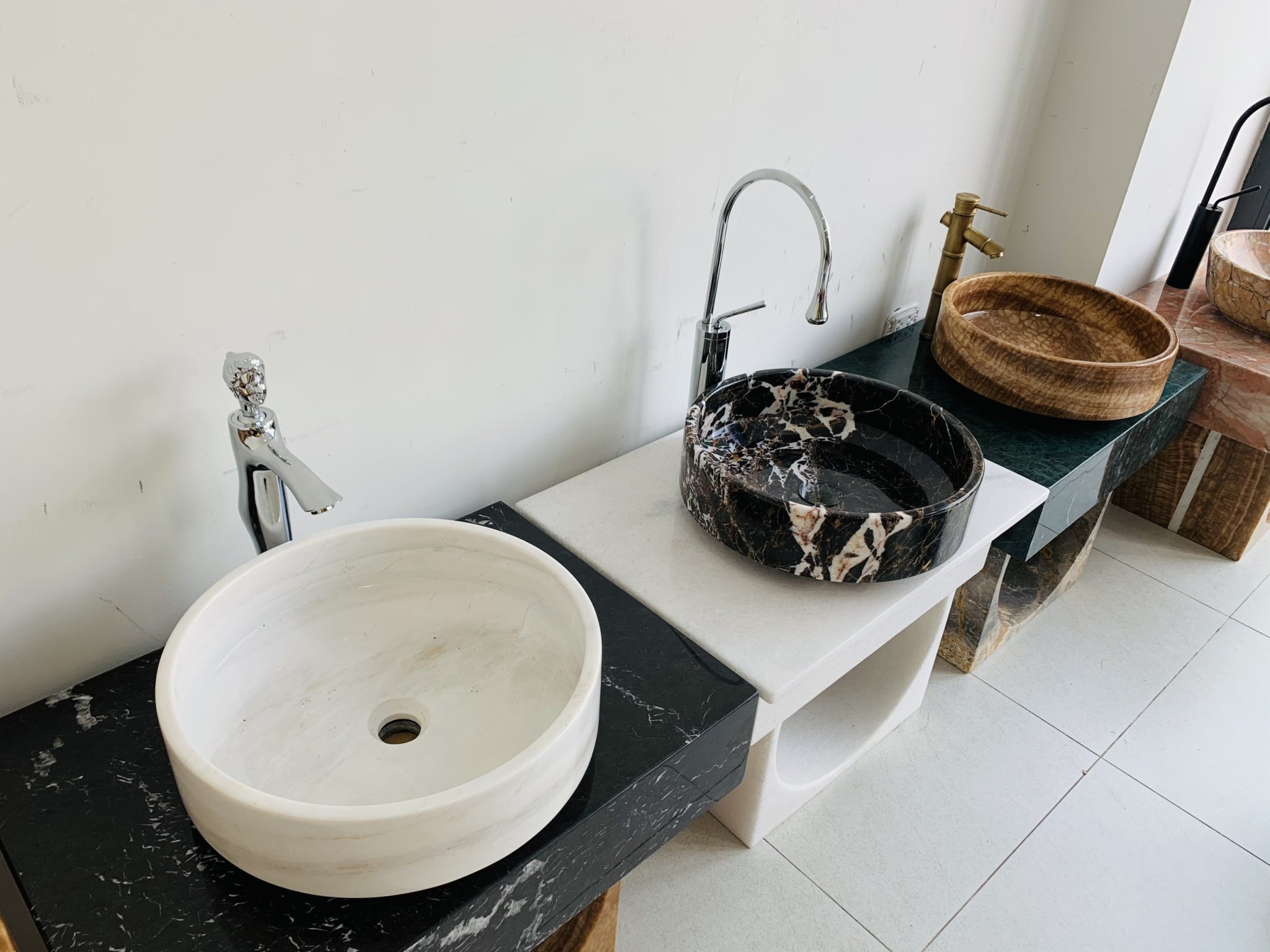 LAVABO ĐẶT BÀN ĐÁ ĐÁ TỰ NHIÊN TRÒN VÁT LÒNG MÀU NÂU DA BÁO NVM31