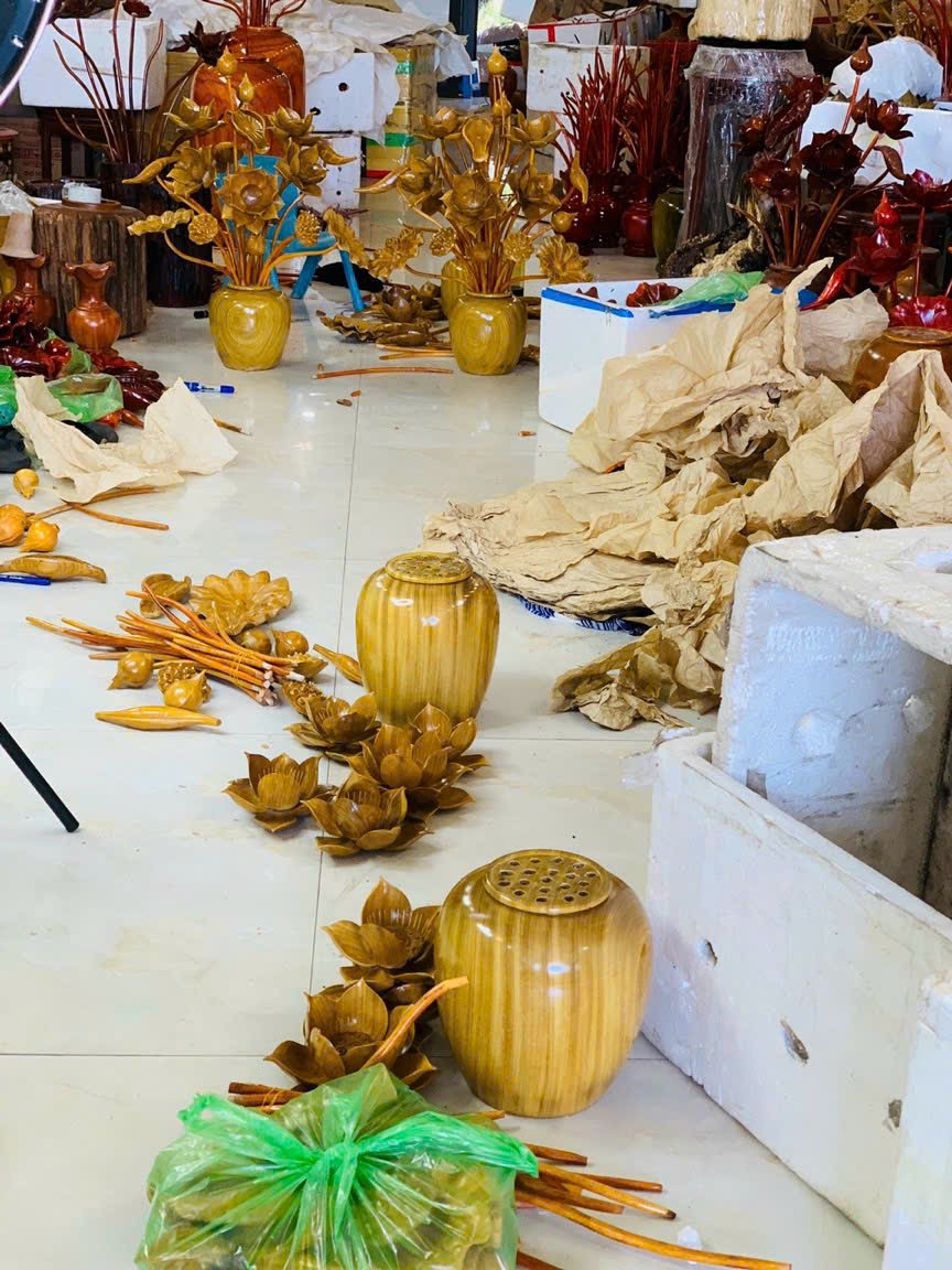 1 BÌNH HOA SEN 19 BÔNG PHONG THỦY BẰNG GỖ CẨM VÀNG