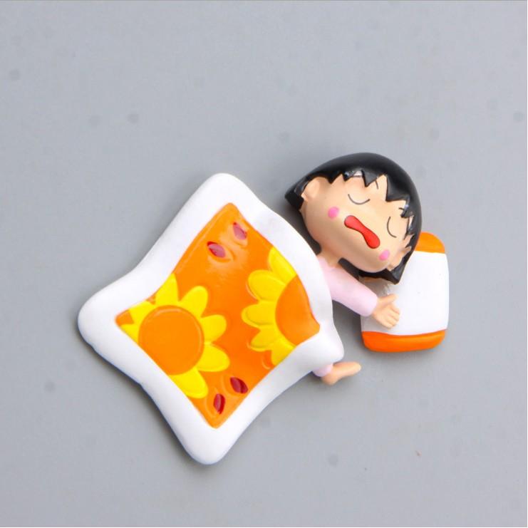 Mô hình Maruko và bé Shin đắp chăn nằm ngủ