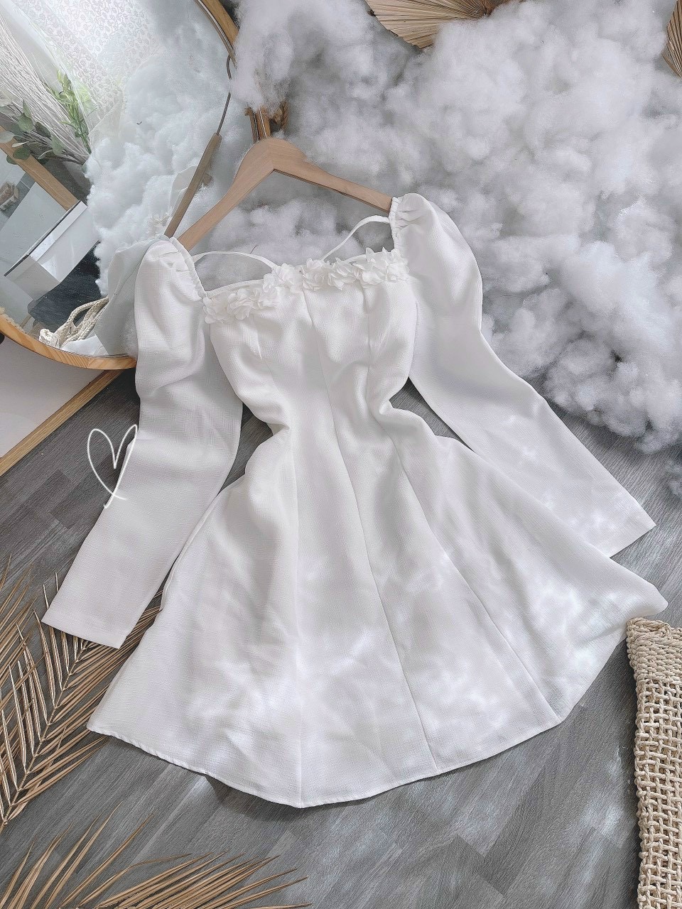 Váy cổ vuông đính hoa tay dài tiểu thư