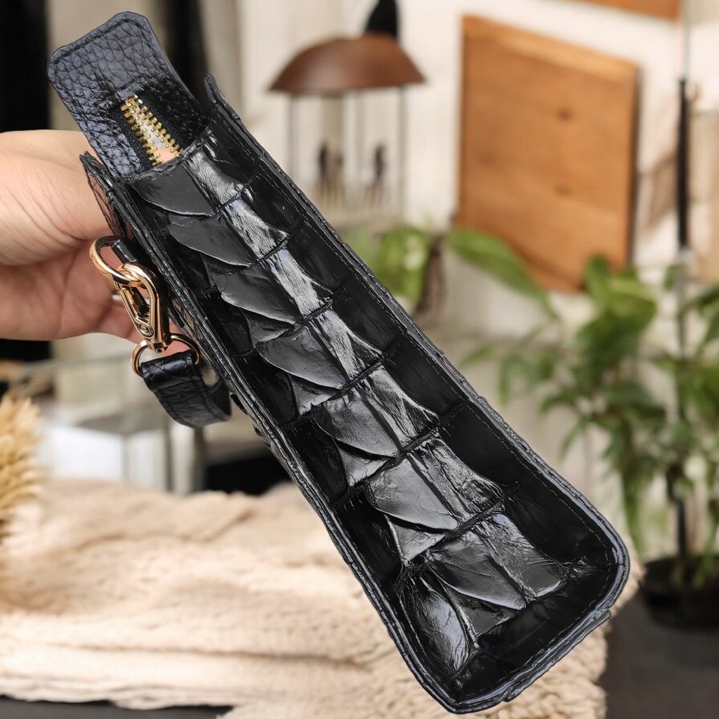 Clutch cầm tay da cá sấu Vây đuôi rất đẹp. Khóa số bảo mật!