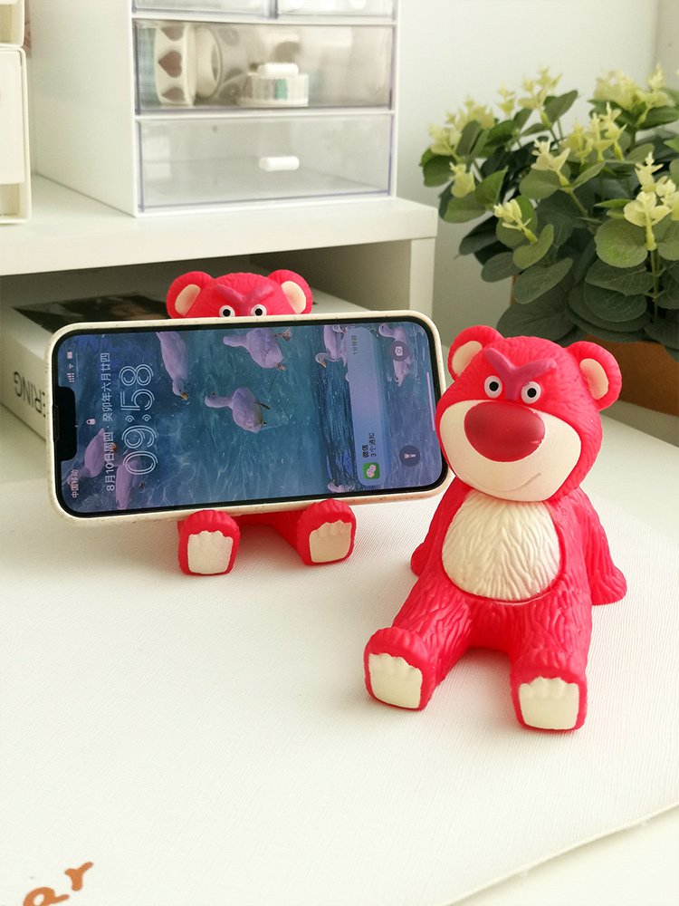 Giá đỡ kệ đỡ điện thoại, máy tính bảng gấu dâu Lotso cute đáng yêu trang trí bàn học, ô tô