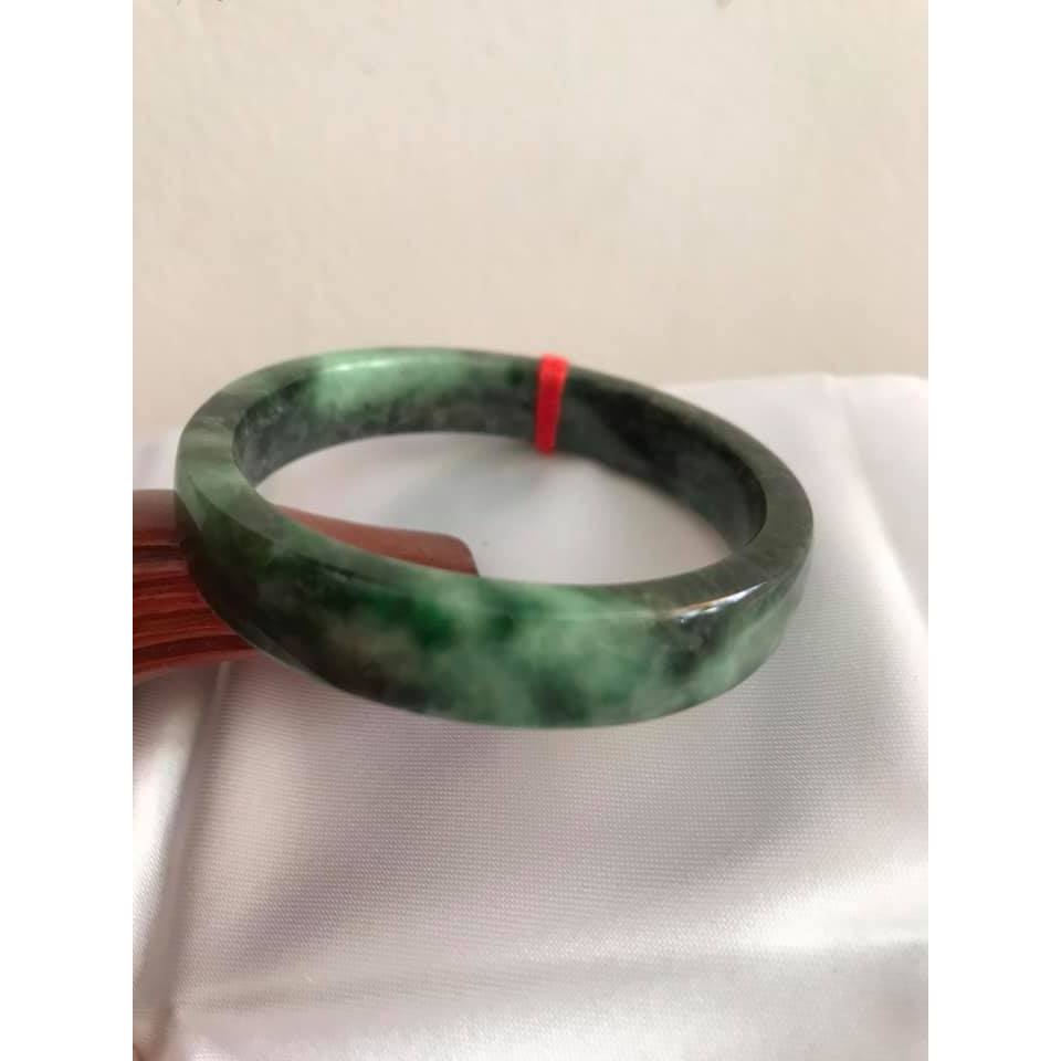 VÒNG CẨM THẠCH VIP BẢN VUÔNG NGỌC SƠN THUỶ 51mm BÓNG ĐẸP  Size VÒNG 51mm BẢN CAO 10,5mm X DẦY 6mm  MÀU XANH NGỌC LAM SƠN THUỶ BÓNG ĐẸP LẮM LUÔN Ạ NỮ 48kg - 55kg ĐEO