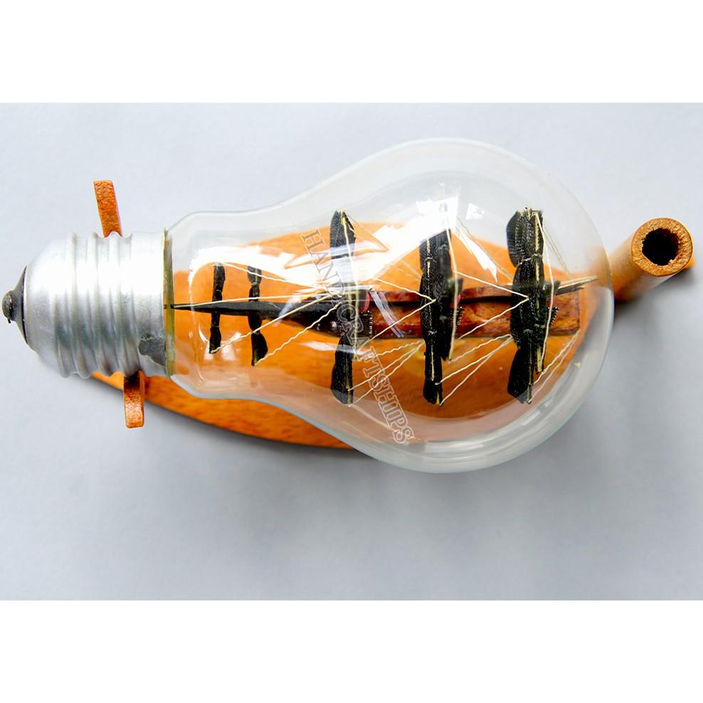 Thuyền buồm gỗ mini Victory trong bóng đèn điện