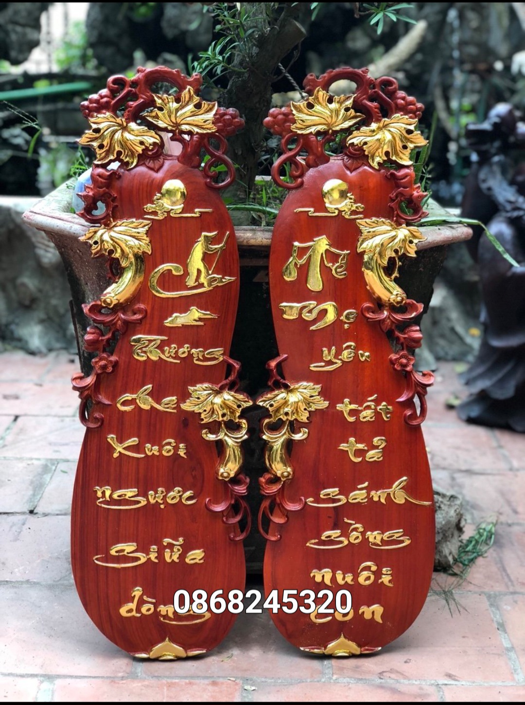 CẶP CÂU ĐỐI CHA MẸ HÌNH QUẢ BẦU GỖ HƯƠNG ĐỎ DÁT VÀNG CAO CẤP KT 25×107×4CM