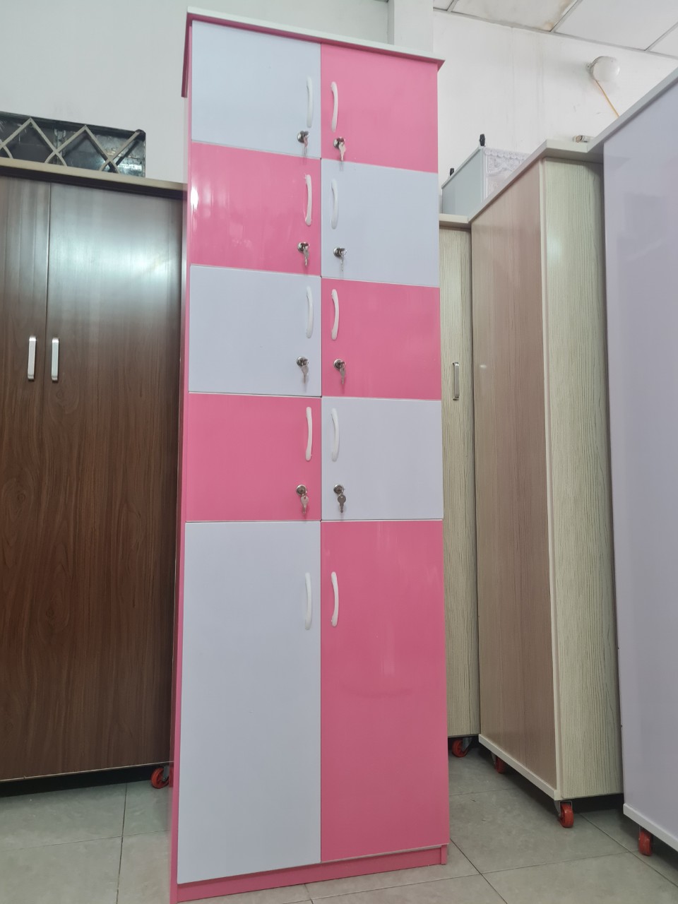 Tủ looker Tundo kết hợp kệ dày dép cho shop ngang 60 cm x cao 2m x sâu 40 cm.
