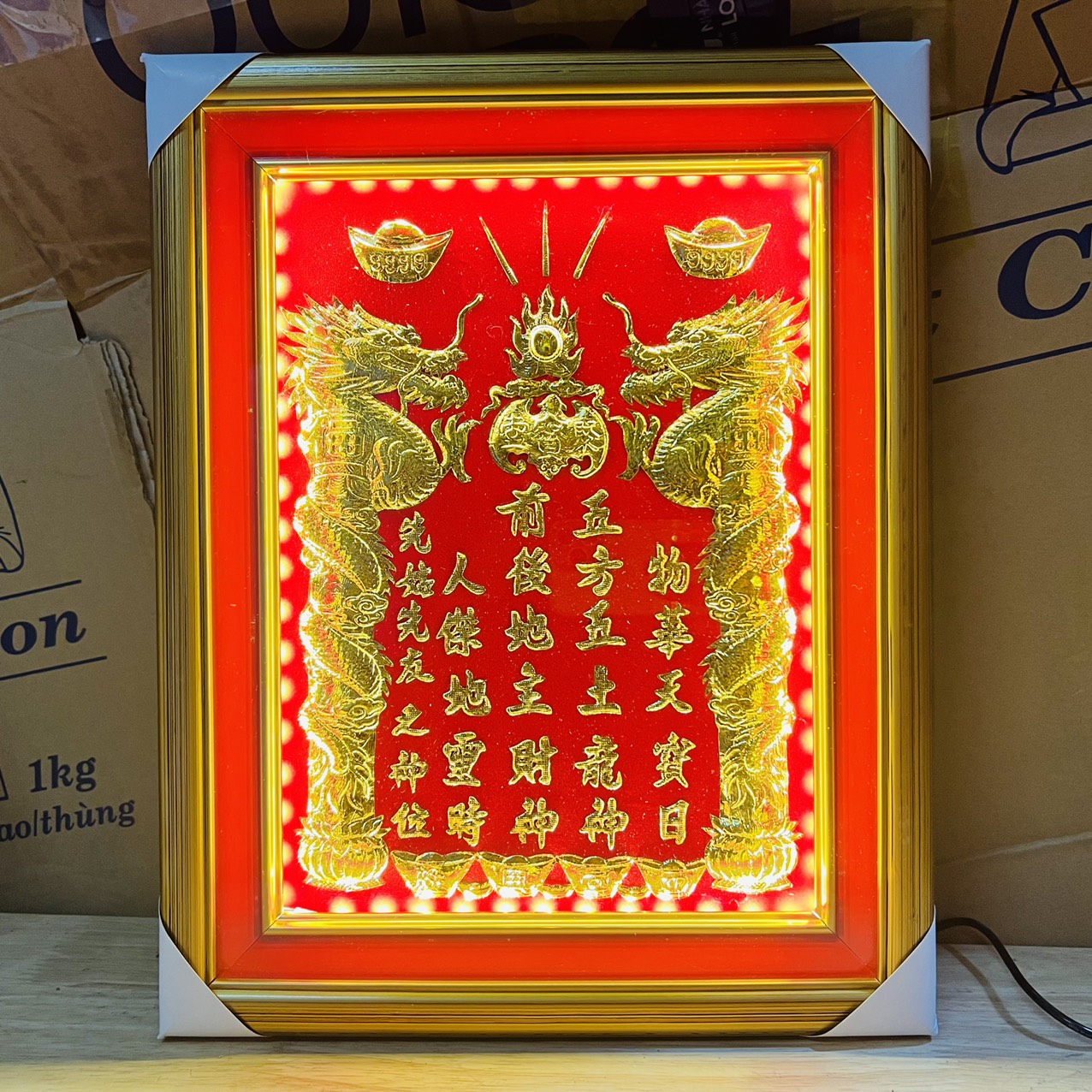 Bài vị Thần Tài Thổ Địa dát vàng 24 K 30cmx38cm khung gỗ màu vàng, có đèn