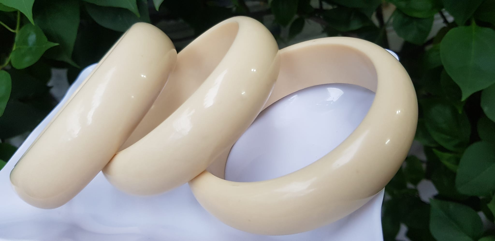 Vòng Tay Nam Giả Ngà hay gọi Xương Mỹ Nghệ Ni to 72mm x cao 22mm x dầy 10mm Nam tay tròn đeo tầm 80kg - 90kg hơn đeo ạ