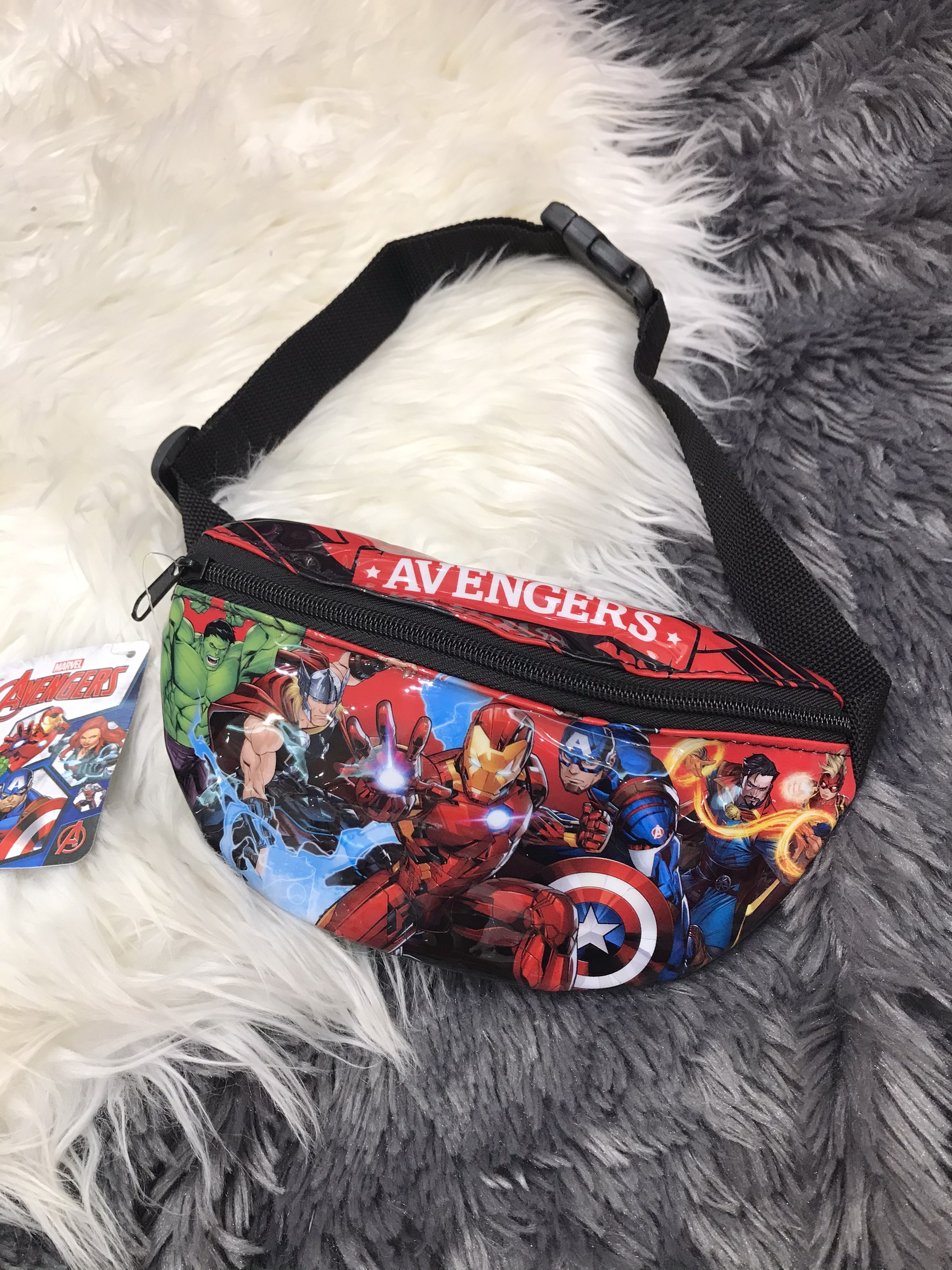 Túi đeo bao tử 1 ngăn hình Avengers màu đỏ siêu hot cho trẻ em bé trai - (Thái Lan) - (21x11.5cm)