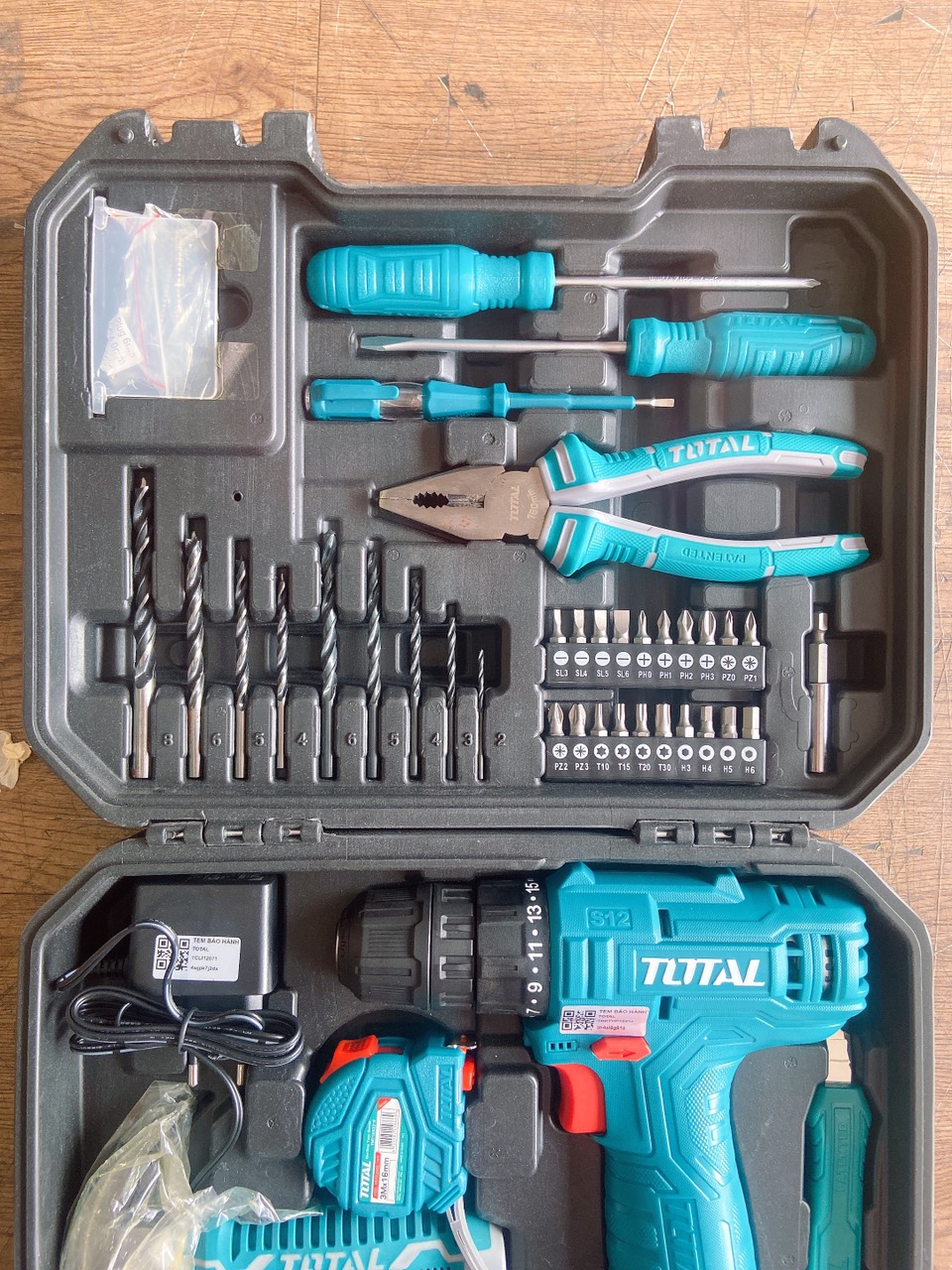 Bộ máy khoan dùng pin và 81 chi tiết Total THKTHP10812