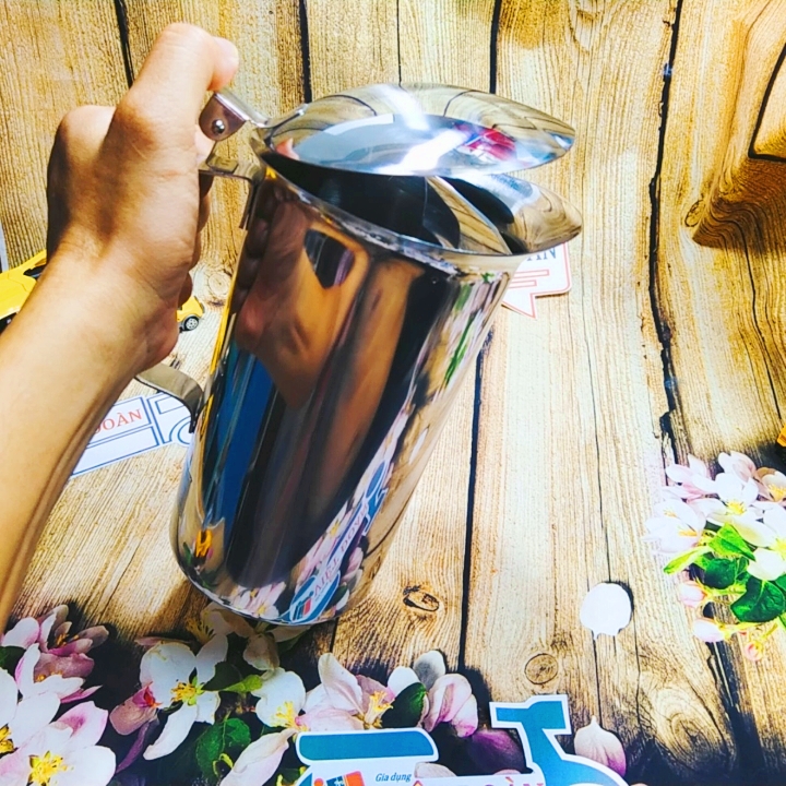 Ca Inox rót Có Nắp liền quai Inox 304 dung tích 2 lít. Ca thon gọn, nắp liên quai thuận lợi dùng rót trà, rót soup, rót nước, cà phê phục vụ tại bàn chuyên nghiệp và thuận lợi