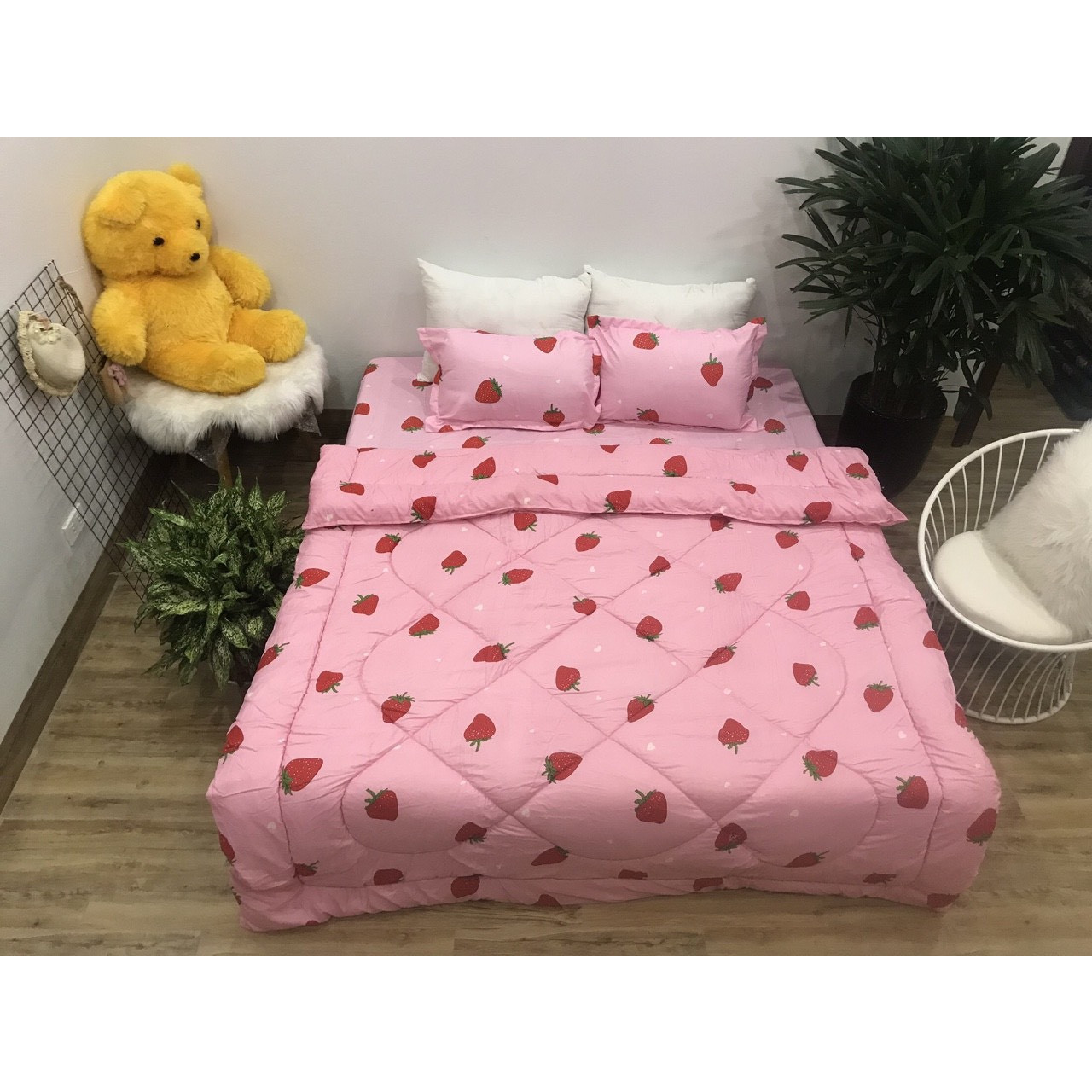 Trọn Bộ Chăn Ga Gối Poly Cotton TM39 - Chăn Chần Phao 5 Món - Dâu Tây Hồng