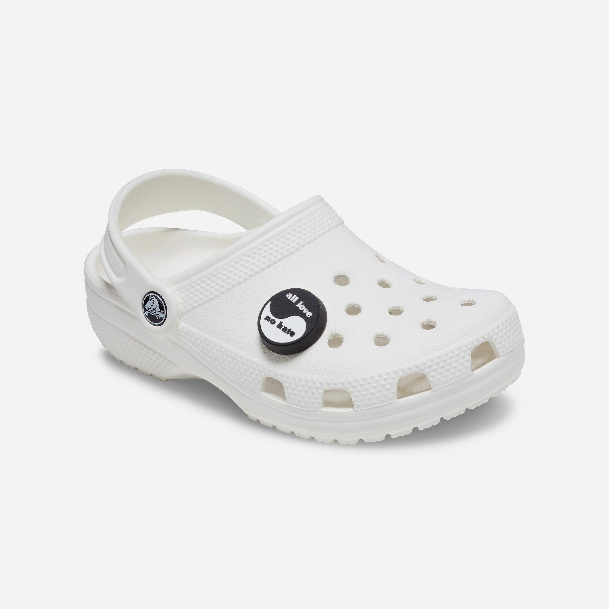 Huy hiệu jibbitz unisex Crocs All Love No Hate - 10011412