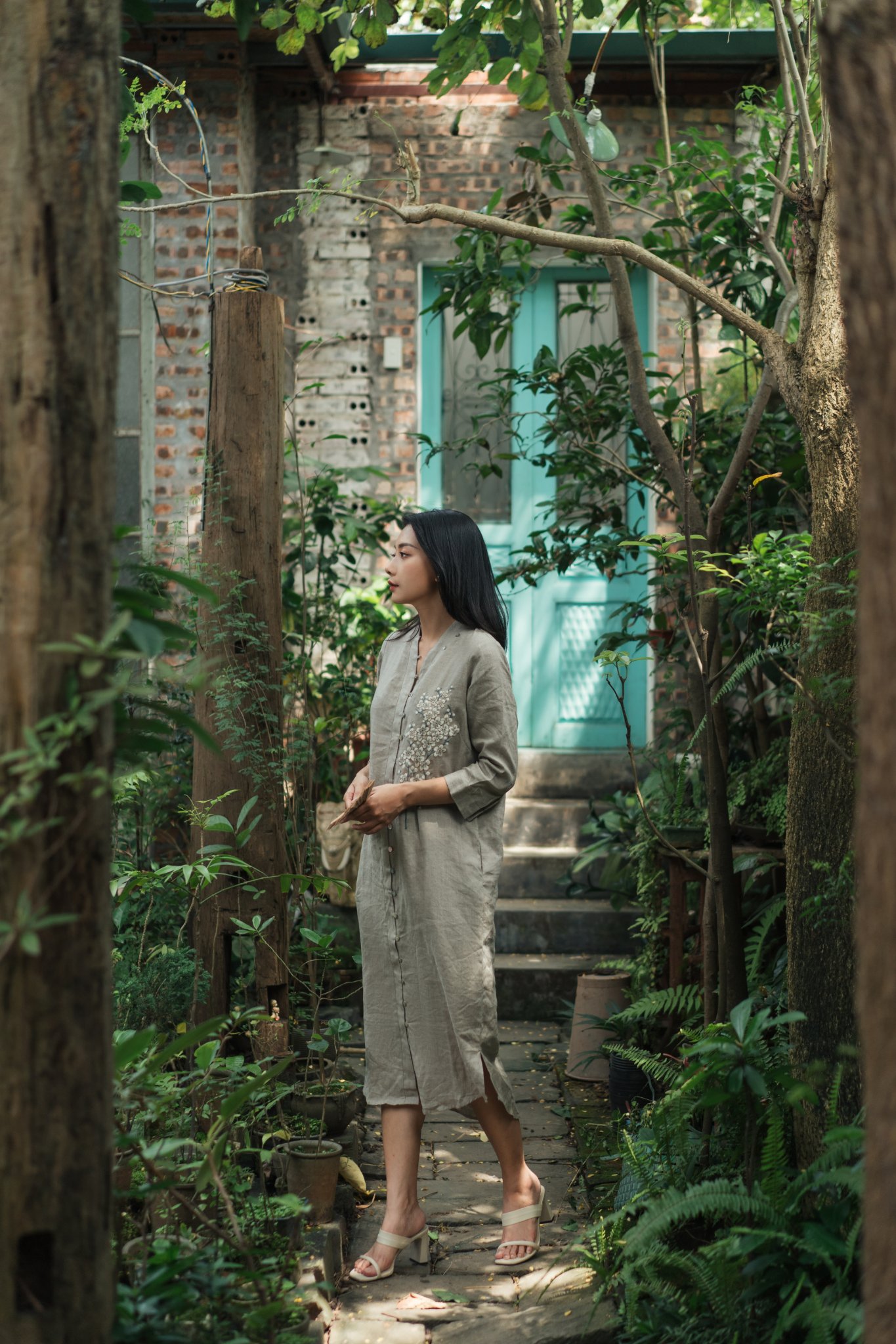 Váy cổ V khuy dọc linen m.tiêu thêu hoa đào