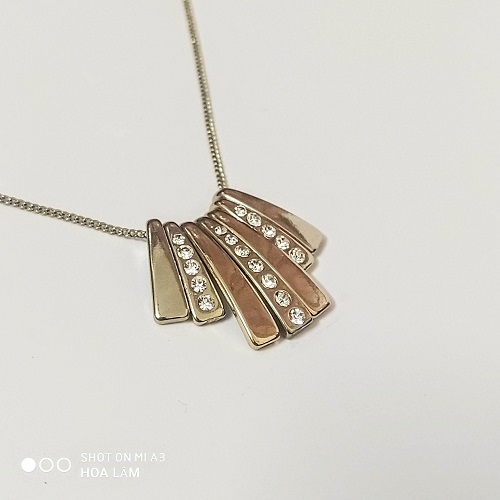 Vòng cổ nữ phong cách thanh lịch.