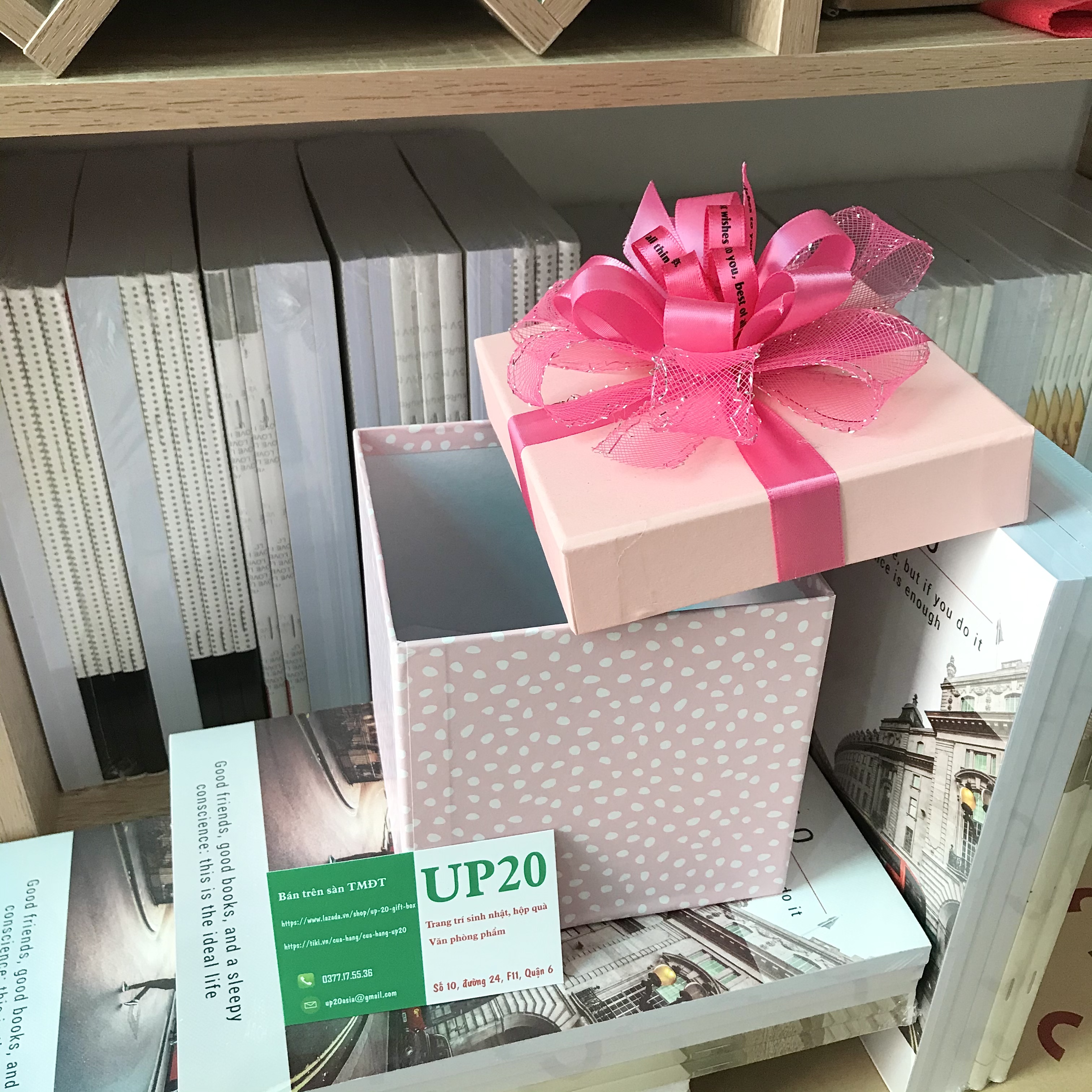 Hộp quà hình vuông dễ thương kích thước 13cm x 13cm
