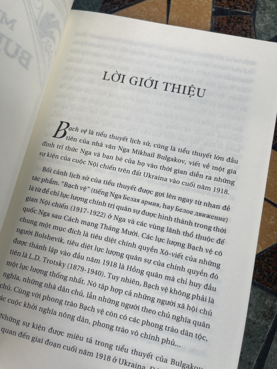 (Bìa mềm - Lần đầu được dịch ra tiếng việt) BẠCH VỆ - Mikhail Bulgakov – Trần Thị Phương Phương dịch – PhoenixBooks – NXB Đà Nẵng