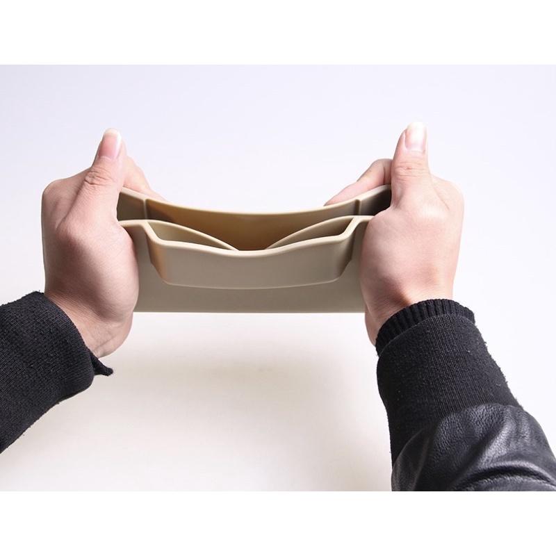 Khay Để Đồ Trên Xe Hơi Đa Năng Kiểu Dáng HộcHộp đựng đồ trên ô tô nhỏ gọn, tiện dụng có thể chèn khe