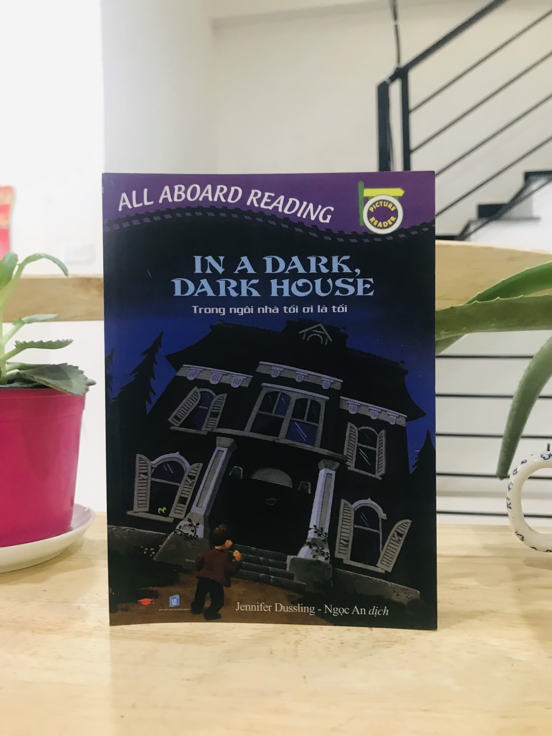 Sách In A Dark, Dark House  (All Aboard Reading) - Truyện tiếng anh cho bé từ 2 tuổi, tặng kèm file nghe học tập hiệu quả