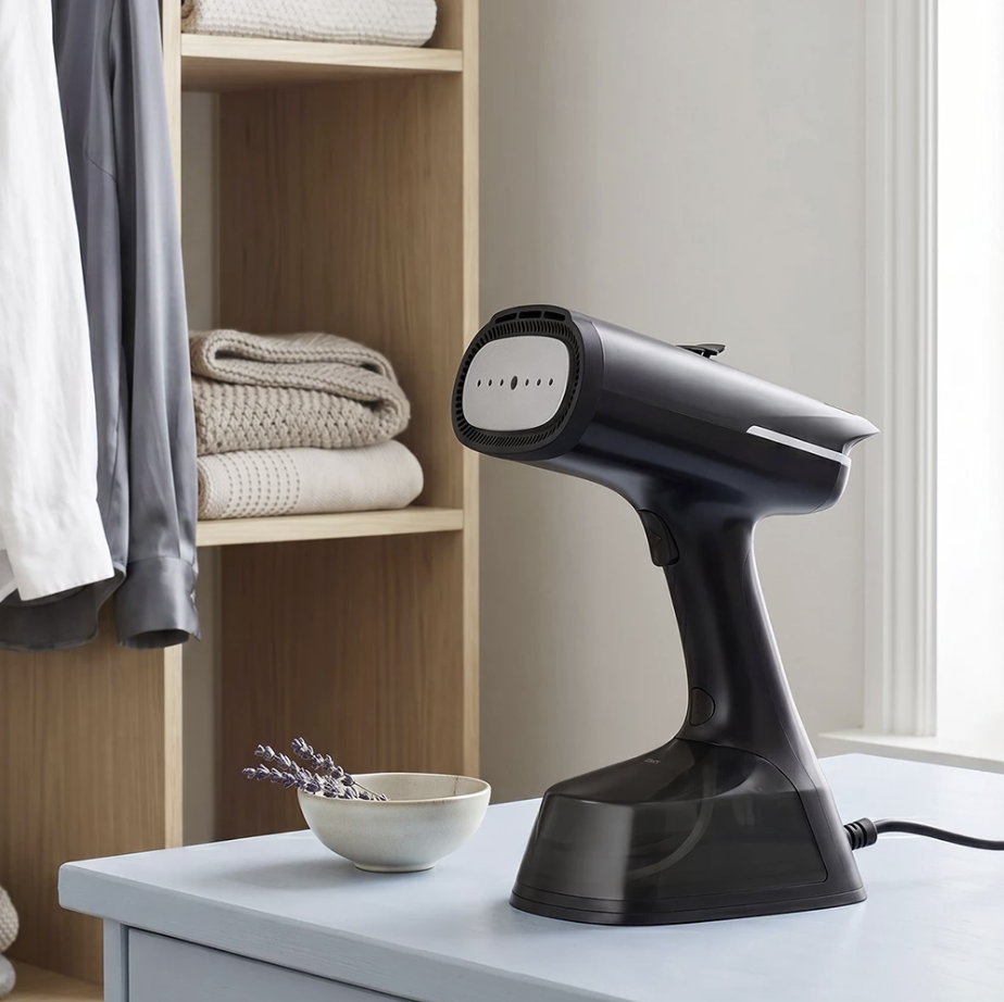 Bàn Ủi Hơi Nước LocknLock Hút Vải Thông Minh ENI216BLK - Dung Tích 270ml - 1400W - Hàng Chính Hãng
