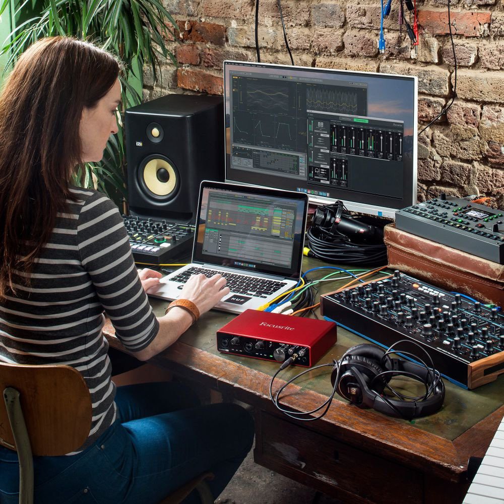 Focusrite Scarlett 2i2 Studio (Gen 3) - Combo thu âm dành cho phòng thu chuyên nghiệp - Cải thiện âm thanh đầu vào cho hiệu suất âm thanh tối đa - Hàng chính hãng