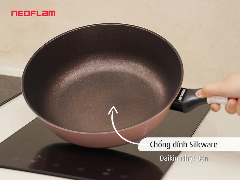 Bộ 4 món Nồi, Chảo chống dính Reverse Neoflam Hàn Quốc màu hồng đào. Bao gồm Nồi 24 I Nồi 20 I Chảo đa năng 28cm I Chảo chiên 24cm. Thân hợp kim nhôm, phủ chống dính Daikin thế hệ mới.