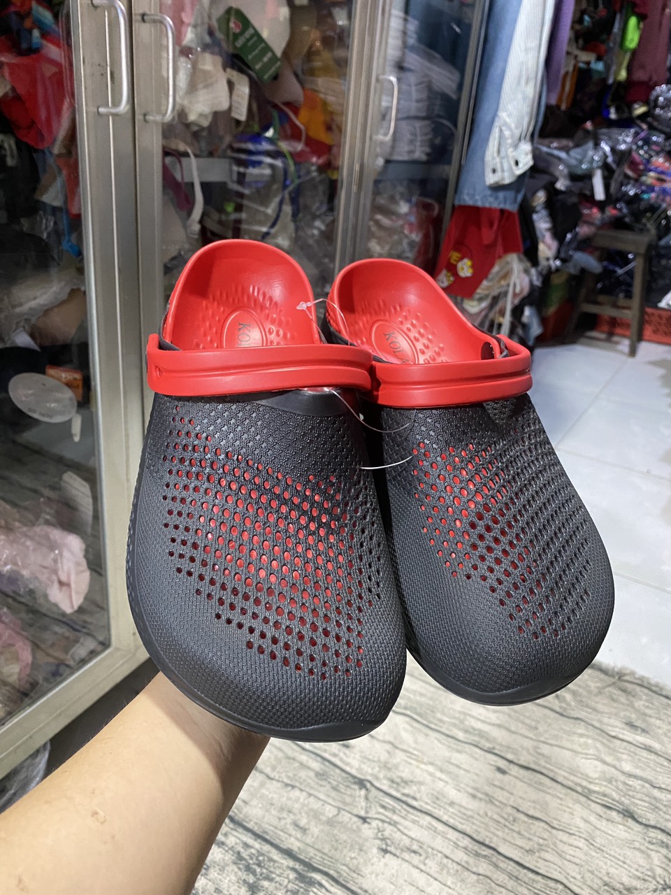 DÉP SỤC NHỰA ĐI MƯA LỖ NHỎ THOÁNG KHÍ NAM SIZE 40-44 ĐỦ MÀU