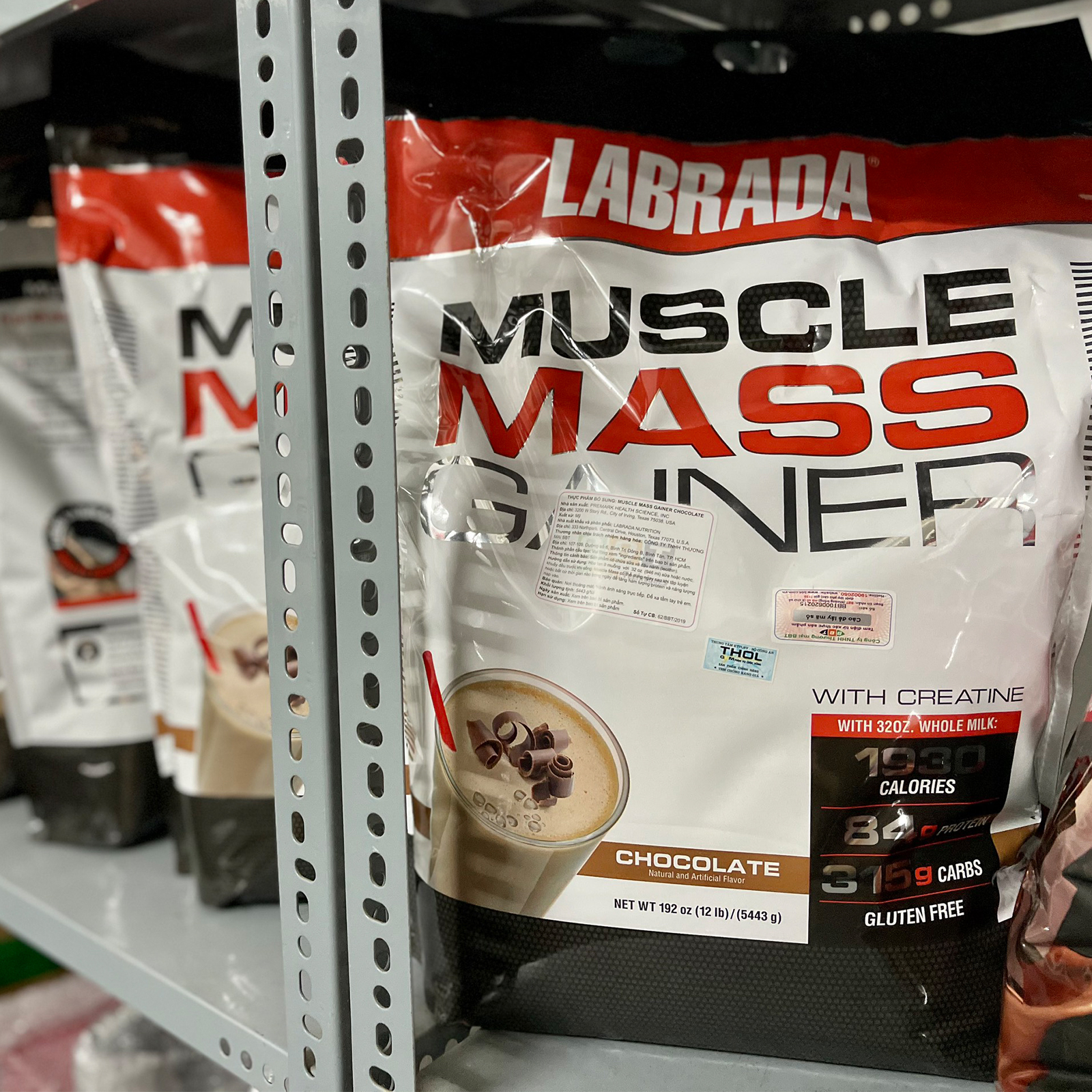 Combo Sữa tăng cân tăng cơ Muscle Mass Gainer của Labrada hương Chocolate bịch 5.4 kg hỗ trợ tăng cân, tăng cơ nạc cho người gầy kén ăn, khó hấp thụ thức ăn tự nhiên &amp; Bình lắc 600 ml (Màu Ngẫu Nhiên) &amp; Áo Gym size M