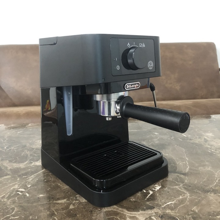 Máy pha cà phê Espresso nhãn hiệu Delonghi EC235.BK công suất 1100 với dung tích 1 lít Áp suất 15 bar - HÀNG NHẬP KHẨU