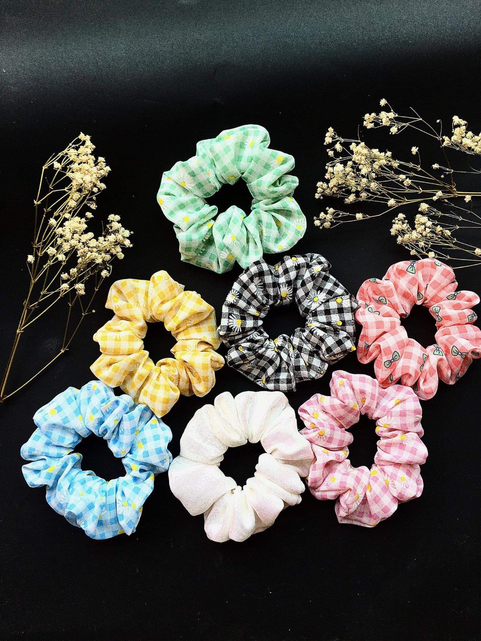 Cột tóc xinh cho bé gái