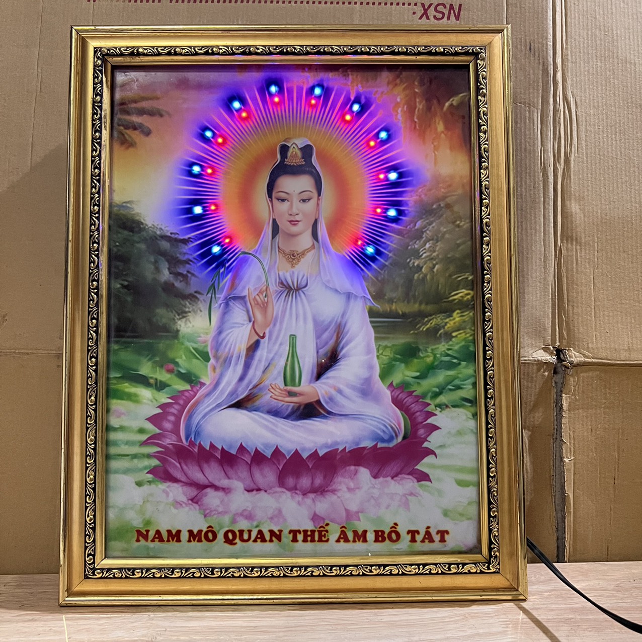 Tranh Quan Thế Âm Bồ Tát cầu bình an cho gia đình – Có đèn CAO 45CM