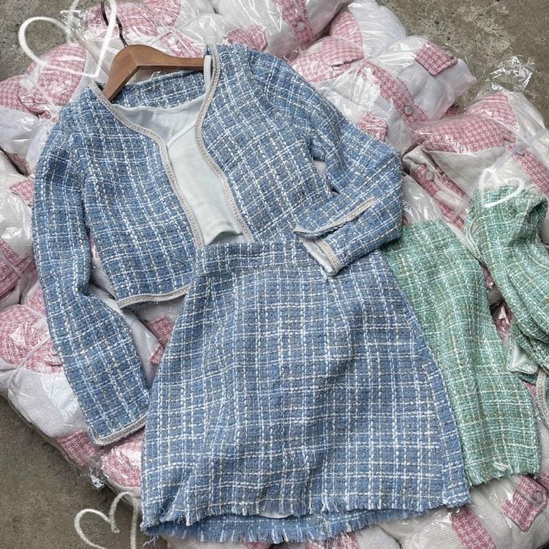 Set áo croptop dạ xanh kèm áo thun hai dây 2S trắng với chân váy