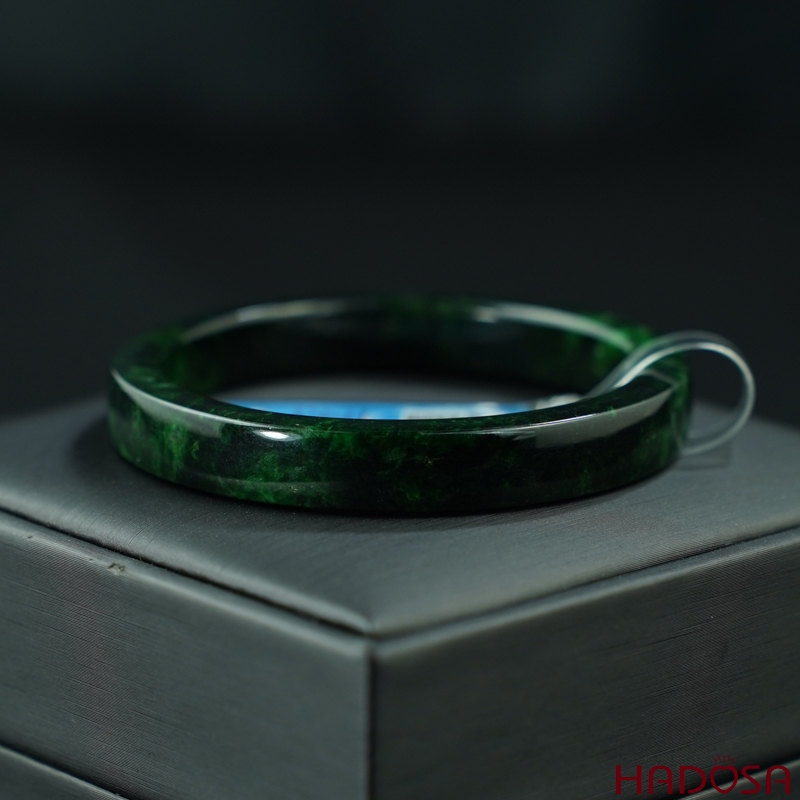 Vòng Ngọc Cẩm Thạch vuông sơn thủy ni 51 mang ý nghĩa phong thủy bình an, may mắn