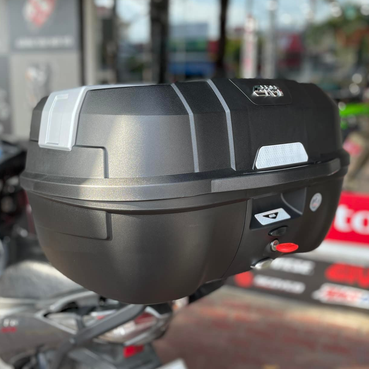 Thùng sau GIVI E45NM dung tích 45 lít kèm sẵn đế hàng chính hãng tiện lợi chở đồ