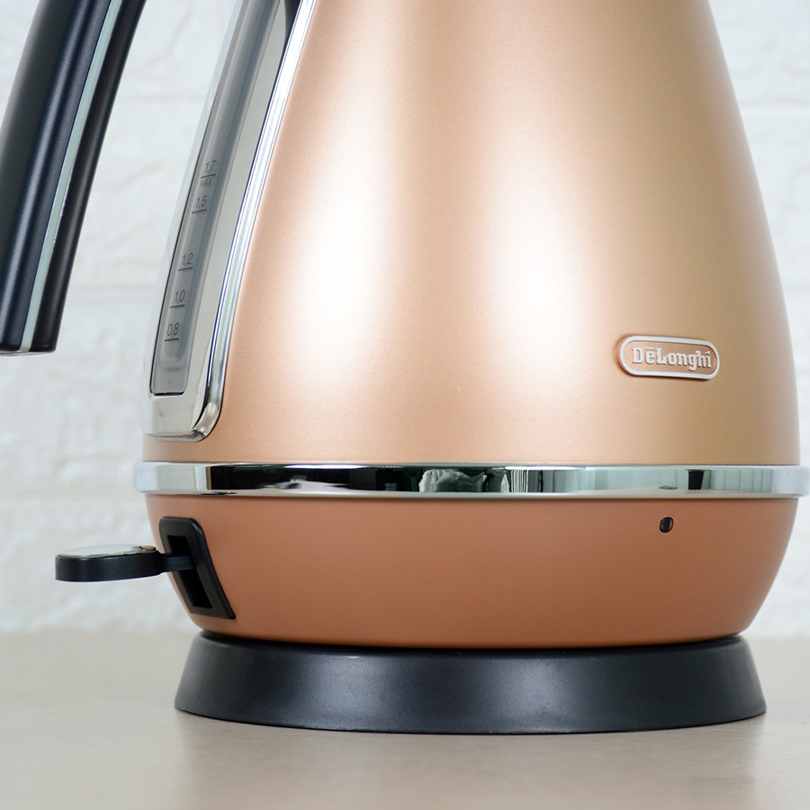 Ấm đun nước siêu tốc Delonghi KBI2001.CP/BK/W