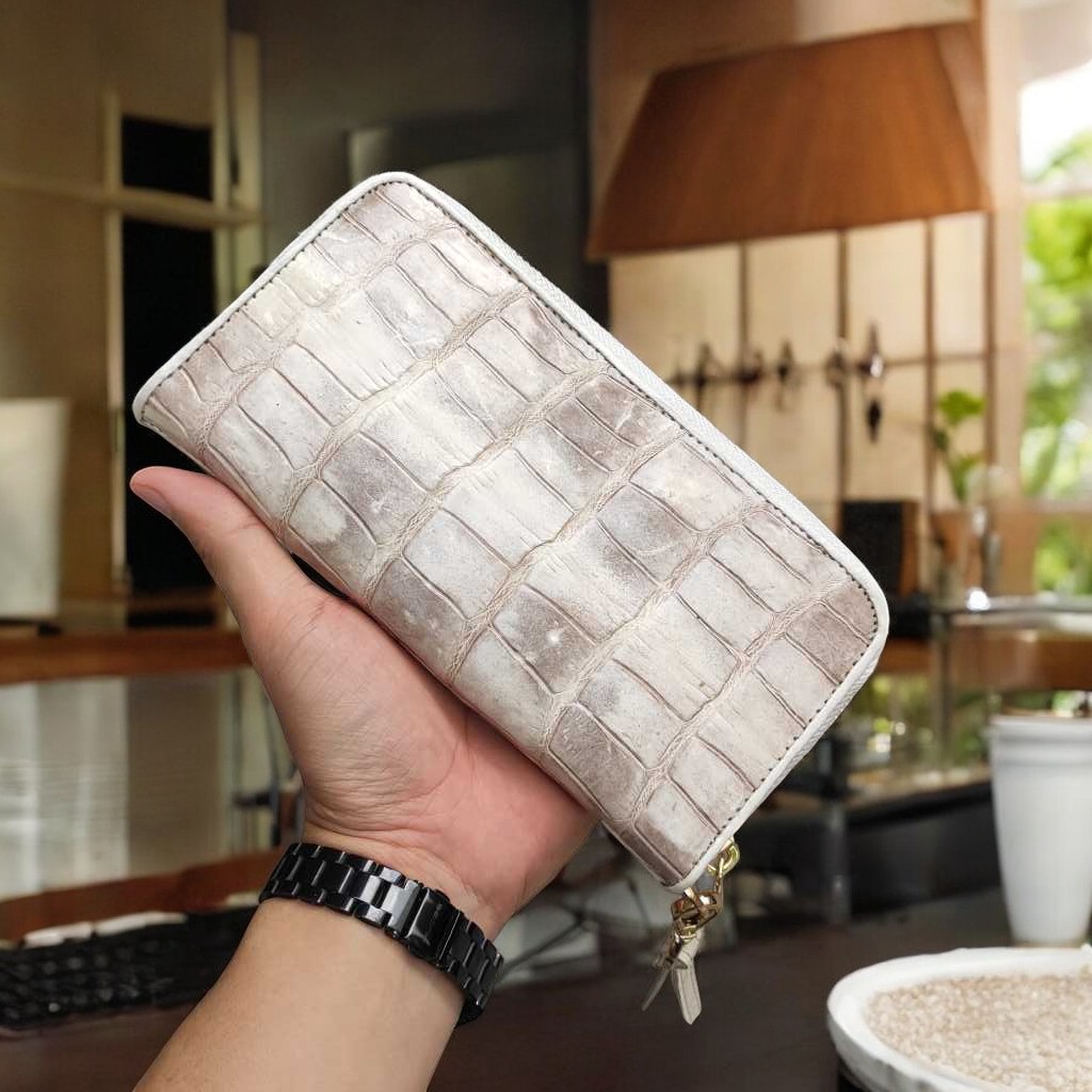 Cầm tay nam nữ thiết kế 1 Khóa nhỏ gọn Tiện dụng. Da bụng cá sấu Trắng bạch tạng!