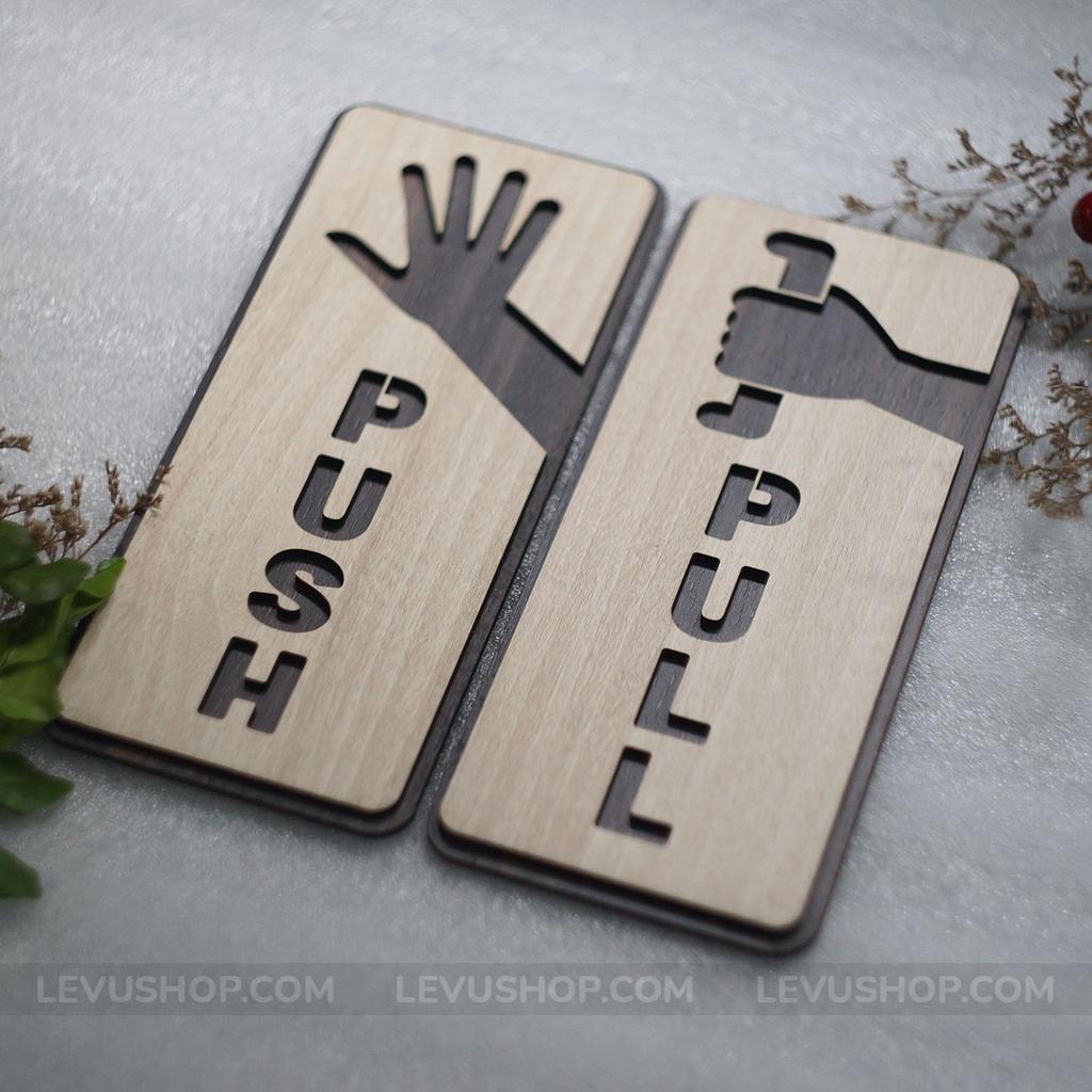 Bảng gỗ vintage Pull Push LEVU TP04 décor cách mở cửa kính ra vào