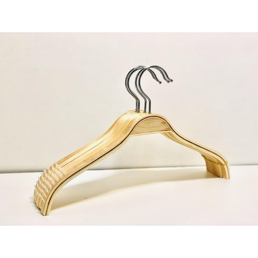 Móc quần áo, móc vai tre trẻ em bằng gỗ size32cm đầu móc xoay 360 độ, có đệm cao su ở vai chống tuột,vết hằn quần áo