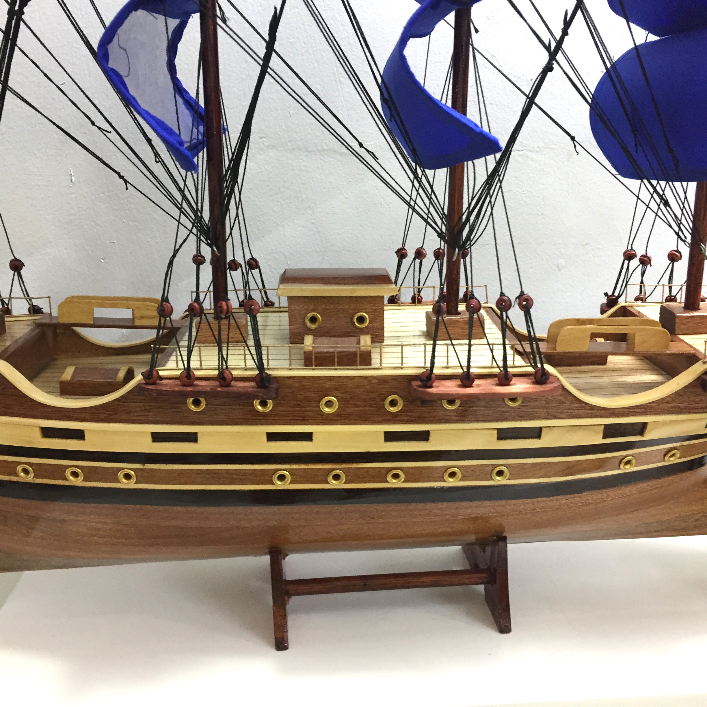 [Dài 77cm] Mô hình tàu thuyền gỗ France II trang trí nhà cửa quà tặng tân gia - Thân tàu 60cm - Buồm vải xanh - Gỗ tự nhiên