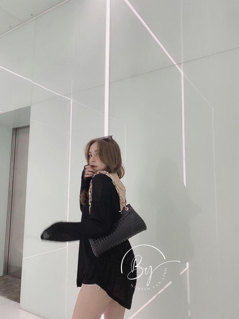 Áo thun dây xích đan lưng